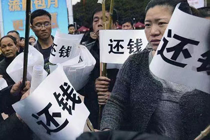 男子把钱借给朋友，对方三年赖着不还，他竟跪在老赖家门口讨债！